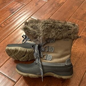 Khombu Women’s Faux Fur Lined Winter Boots